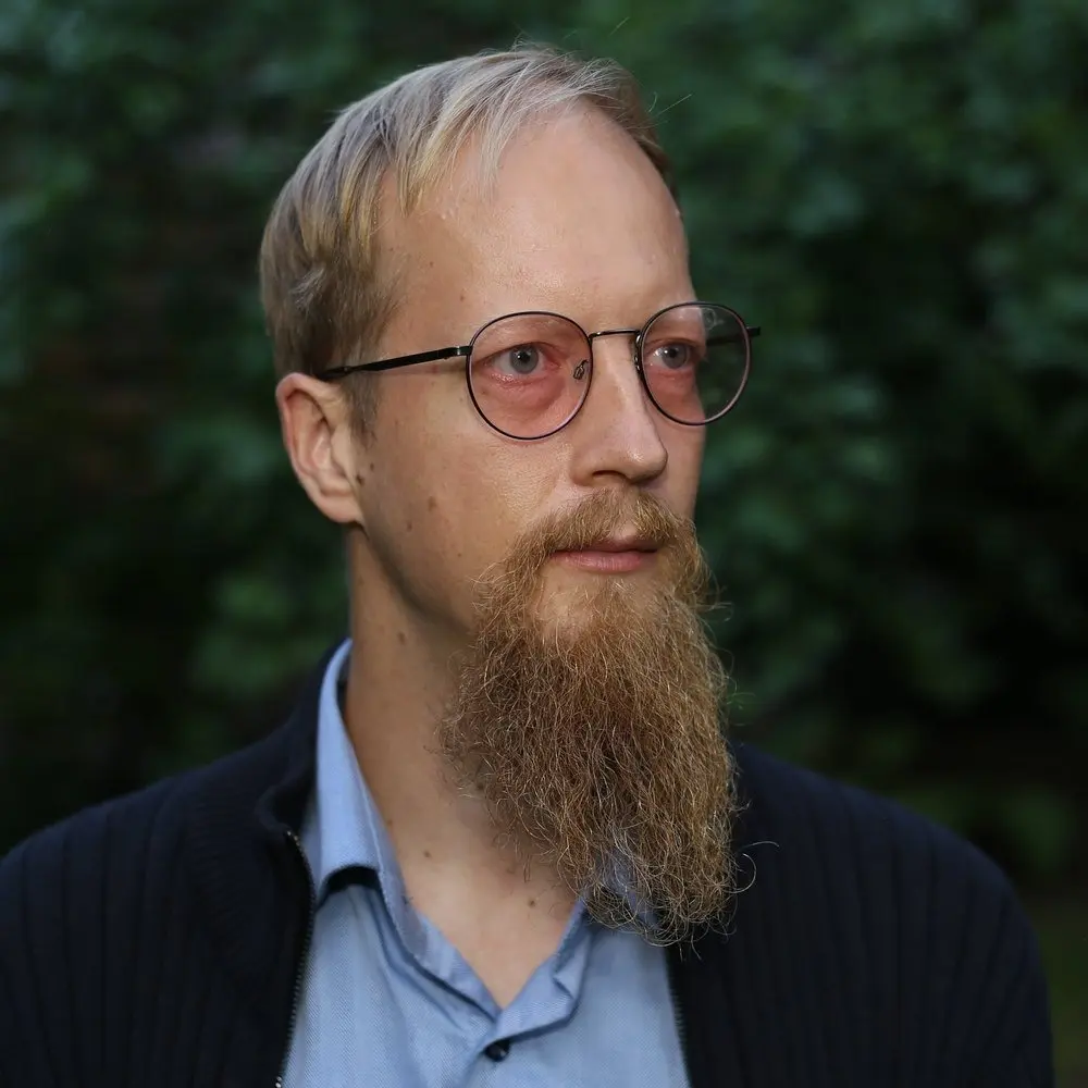 Juuso Kangas silmälasit päässä puutarhassa