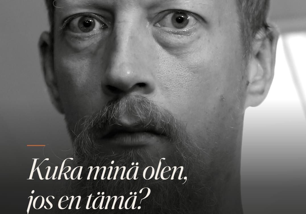Mustavalkoinen lähikuva Juuso Kankaan kasvoista ja teksti: Kuka minä olen, jos en tämä?